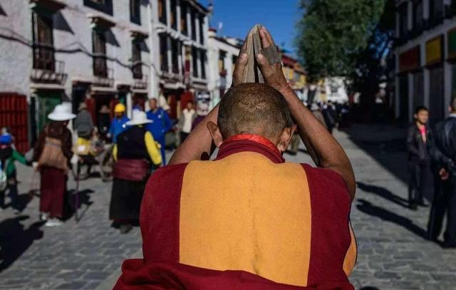 当置身于雄伟的布达拉宫门前那成千上万顶礼膜拜的人群中时;当历经五