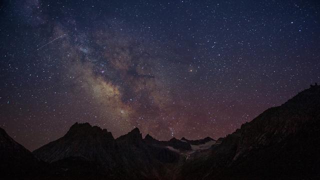 "黑夜给了我黑色眼睛",为什么夜空是黑色的?