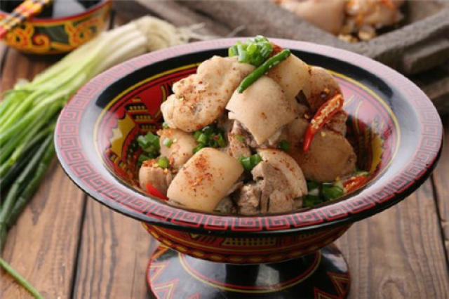 云南彝族的坨坨肉,做法和吃法类似手抓肉.