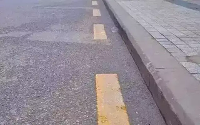 如果是道路边的单黄虚线,则表示允许临时停车,但不可长时间停放,违规