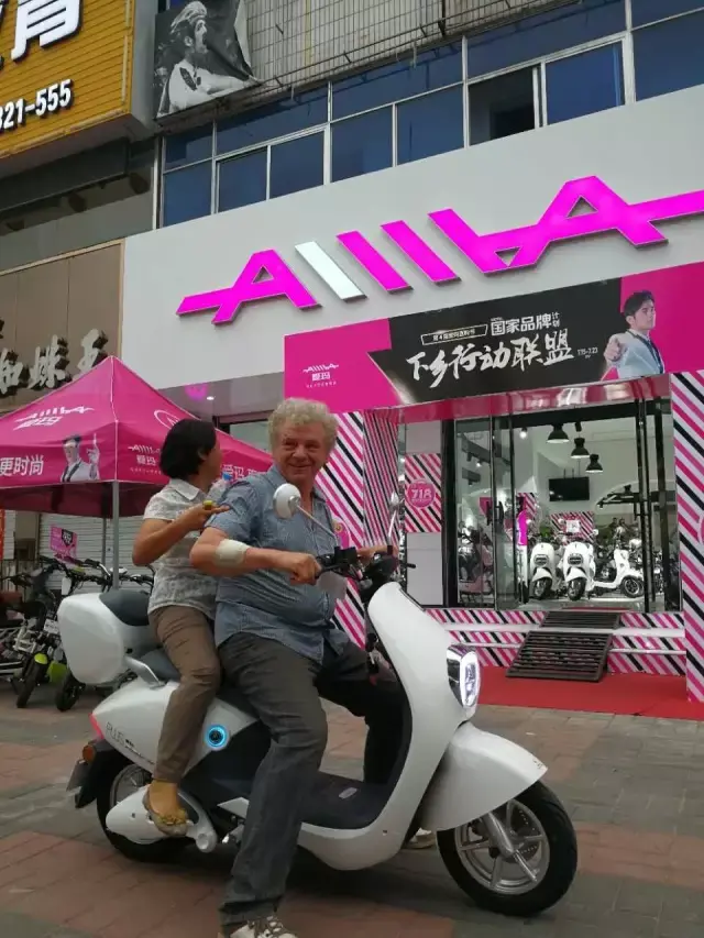 活动9天时间 全国各地15000家爱玛专卖店 掀起一波波无与伦比的 购 车