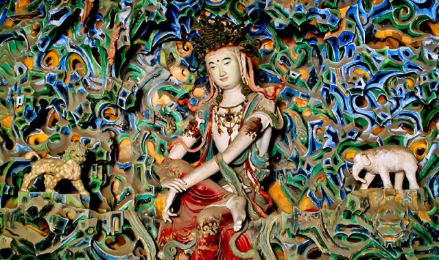 摩尼殿北壁的五彩悬塑倒坐观音,造型优美,细节精湛,被鲁迅先生誉为"