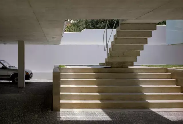 倒置在屋顶上的一对梁,在没有增加其他梁的情况下,整合了屋面板,固定