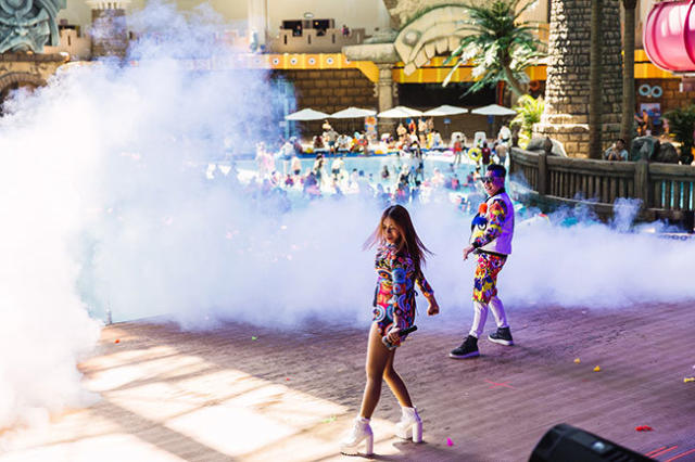 靓丽的超模与乌克兰摇滚乐队更让现场气氛嗨到不行