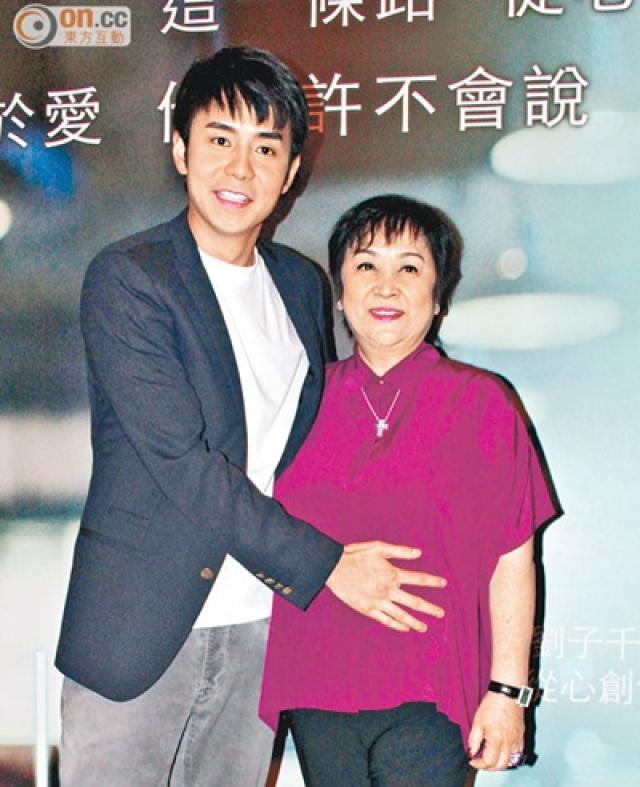 photo souce: 经纪约由妈妈比莉一手控管的周汤豪被媒体调侃为妈宝的