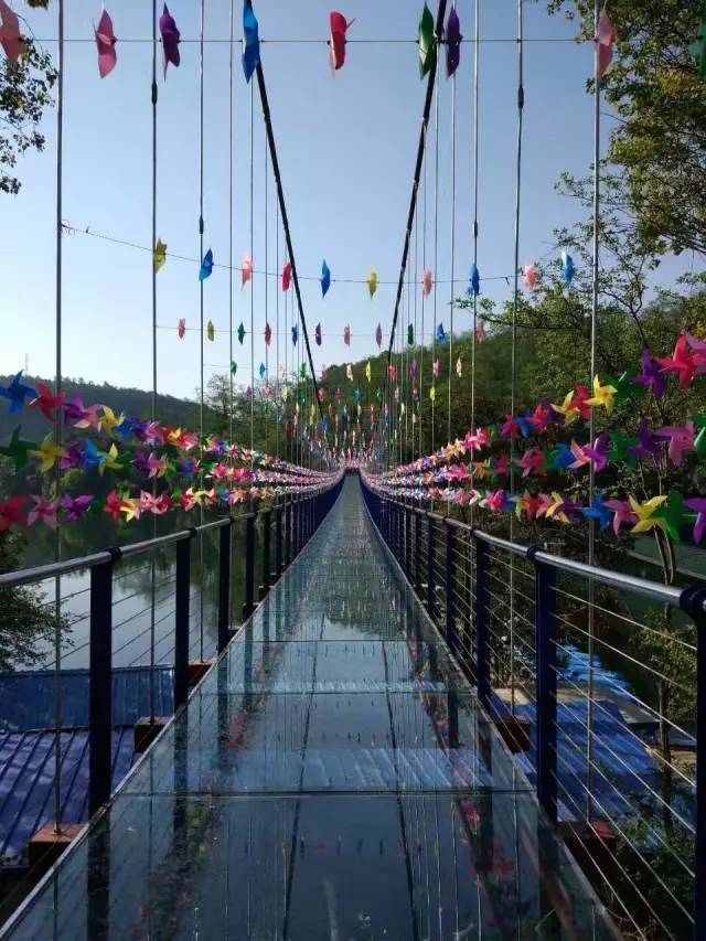 云南首座水上高空玻璃桥