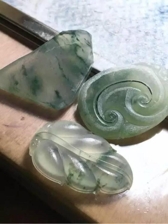 翡翠手镯切料剩下的边角料别卖了,雕一下能赚大钱