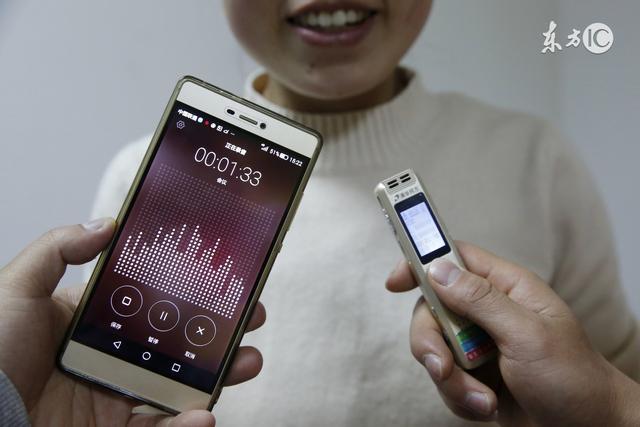 在拍照功能中向右滑动会有一项智能识物,当你对某一东西不了解或者说