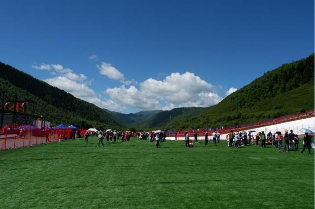 在川西高原,在松潘境内 在川主寺镇,在岷江之畔 行走在德吉梅朵风情街