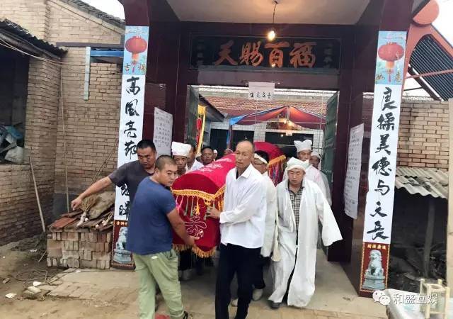 露出颜面,然后顺势把红布撕下一条,迅速合盖落木锁,即棺盖与棺身之间