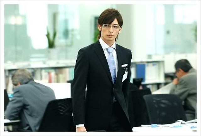 source: 福山雅治的眼镜魅力无人能挡,当他深邃的眼神朝你一望,一切尽