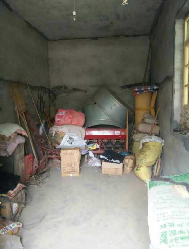 过道旁边的屋子放满了杂物和暂时不需要的工具,在农村每家每户都有