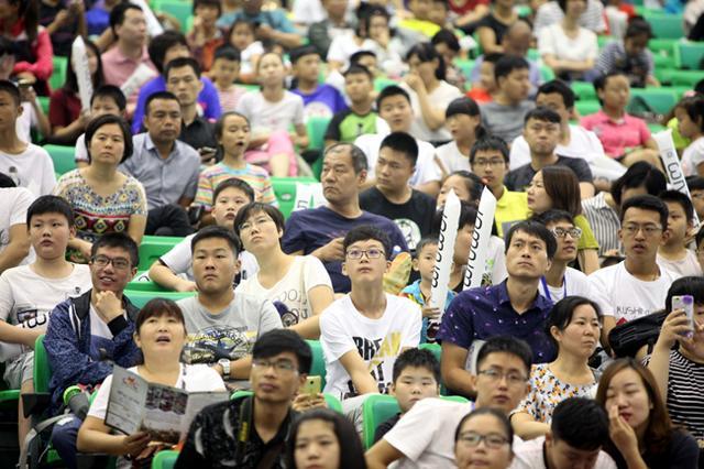 看台上的观众被比赛深深吸引