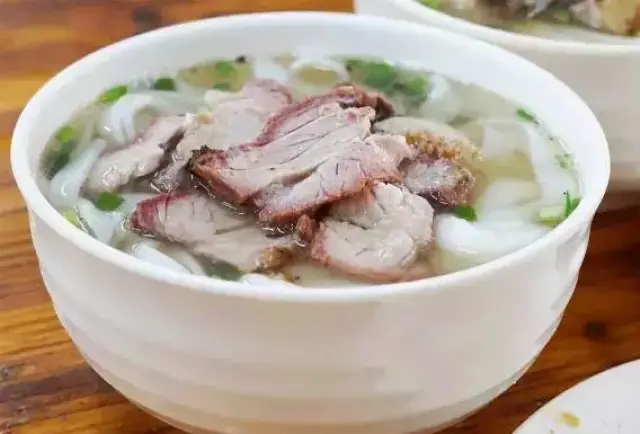 早餐或者午饭来,建议直接点份叉烧濑粉,不会过于油腻而且能饱腹.