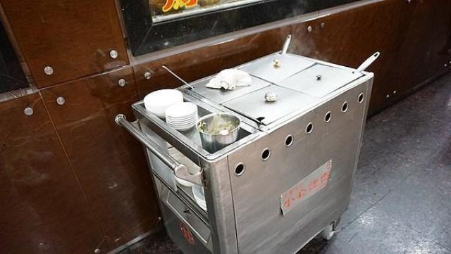 各式油炸点心 在深圳已经很难见到有点心手推车的茶楼了,多是给张