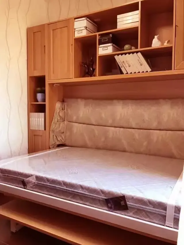 还好软装设计师摆放了一个功能翻床进去,这个功能翻床是遥控的,翻起来