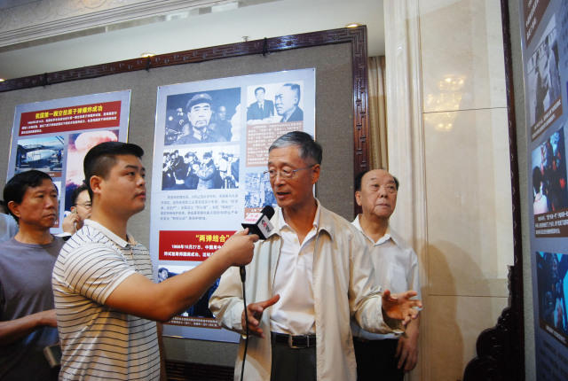 霍玲将军代表两弹一星研究会接受中国民族艺术馆副馆长罗承洪赠送的