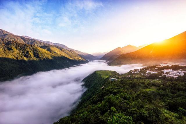 墨脱县在喜马拉雅山脉南麓,与印度毗邻,意为"隐秘的莲花,是西行进藏