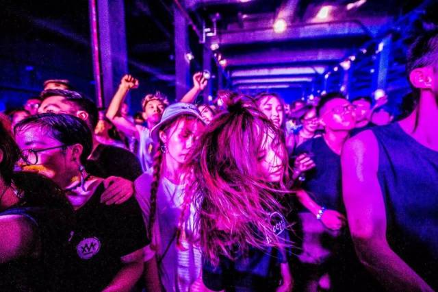 蹦迪蹦到想哭是怎么回事?