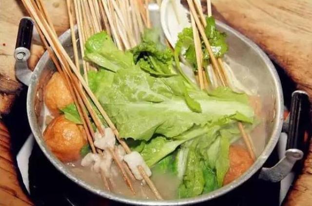 酸辣烫的锅底主要是由野生小番茄根据苗家良方酿制成的酸汤再加上糟