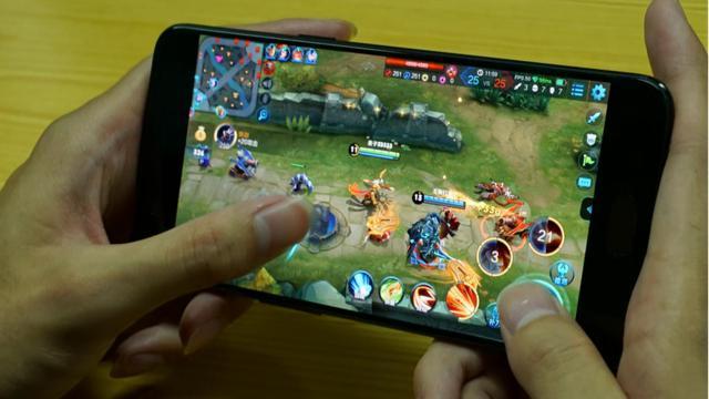 主播打《王者荣耀》,网友竟对手机发生兴趣?