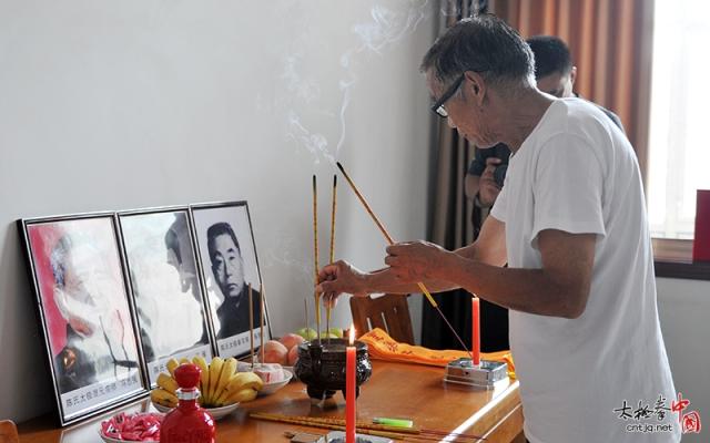 陈一华先生向先祖上香