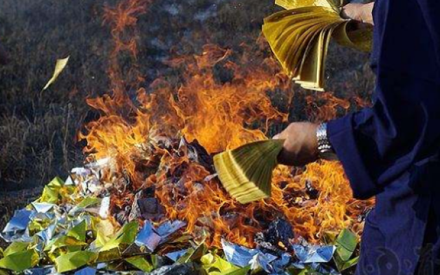 鬼节这天, 男孩给祖先烧元宝, 半夜却被请去说话