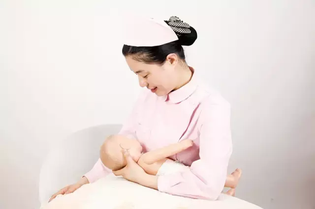 真人示范母乳喂养正确姿势!