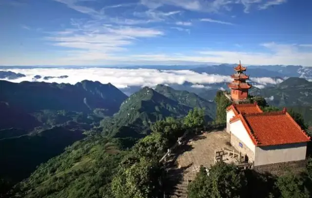 健笔凌云之势,远眺孤峰峙立,拔地耸天,近观三峰争俏,双桥飞虹;望仙台