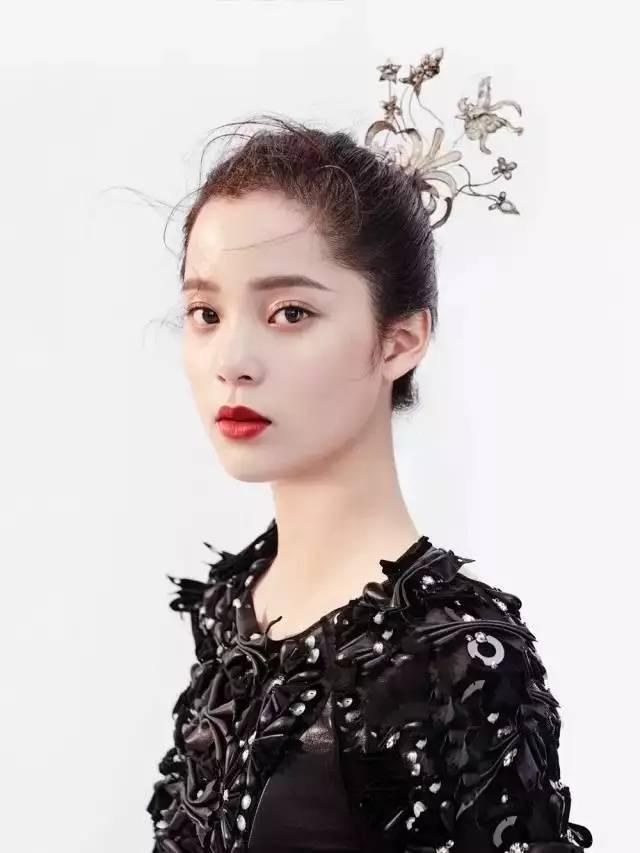 鹅蛋脸少女系欧阳娜娜玩时髦竟毫不费力