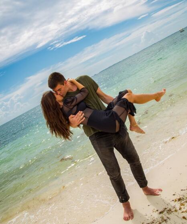 的女友在社交媒体上发布了一张自己与祖巴茨在海边深情拥吻的照片