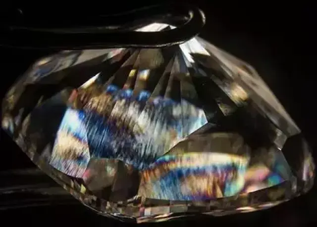 偏光镜下,由钻石晶格错位引起的强烈干涉色