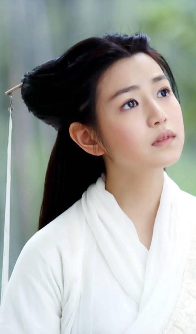 陈妍希因在新版《神雕侠侣》的小龙女造型圆润可爱,被封包子脸女神