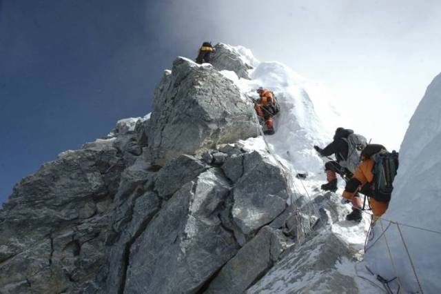 在"关门时间"内,仅有图:希拉里台阶(hillary step 希拉里台阶是珠峰