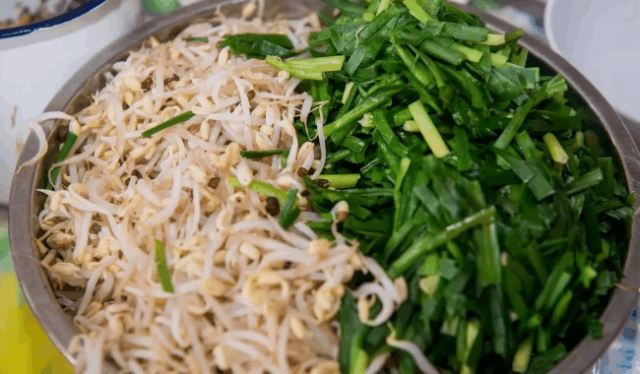 放上米线,豆芽,韭菜,放上稀豆粉,花生,各种作料拌均匀,再把卷粉皮裹上