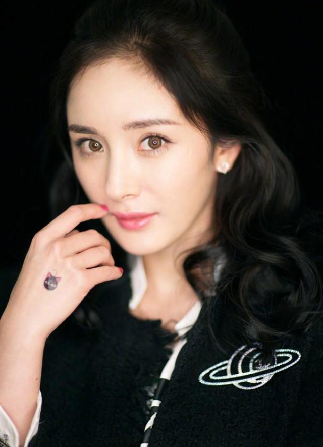 杨幂的美瞳炫酷 难怪唐嫣baby拍古装戏都不肯摘?