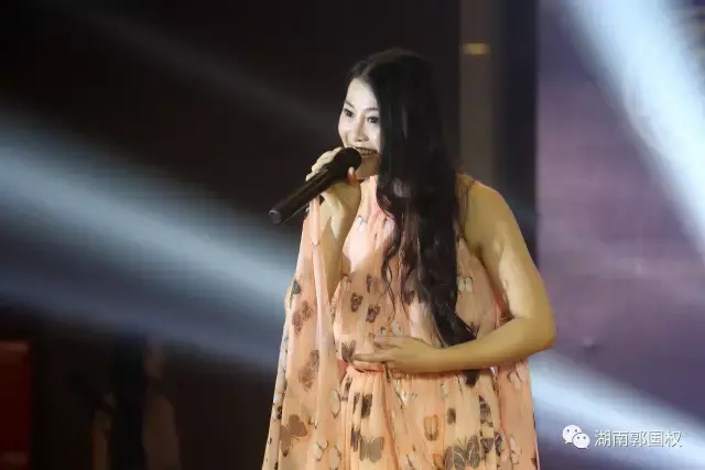 米粒在湖南恩志私募股权基金管理公司开业庆典上演唱.郭国权 摄