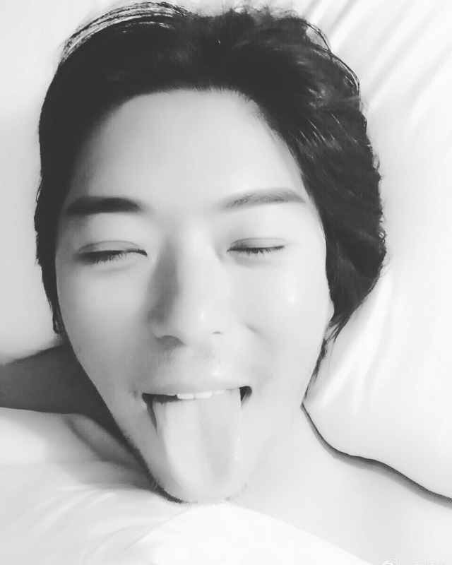 高晓松吐舌头自拍, 引发众多段子手恶搞!