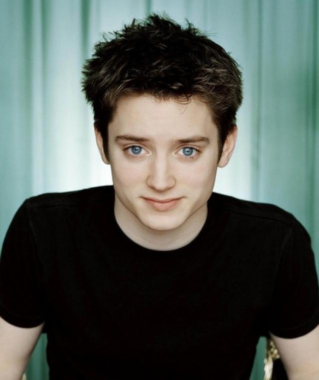 《魔戒》的导演就是喜欢elijah wood那….