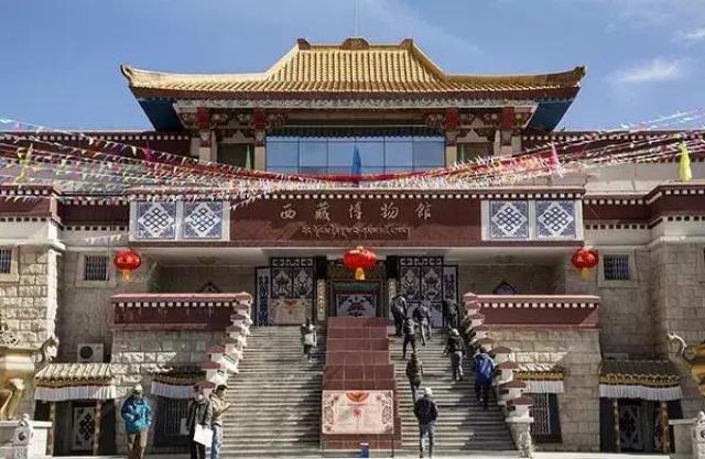 地域色彩浓厚,现代感强烈的区域性建筑,并与周边的布达拉宫,罗布林卡