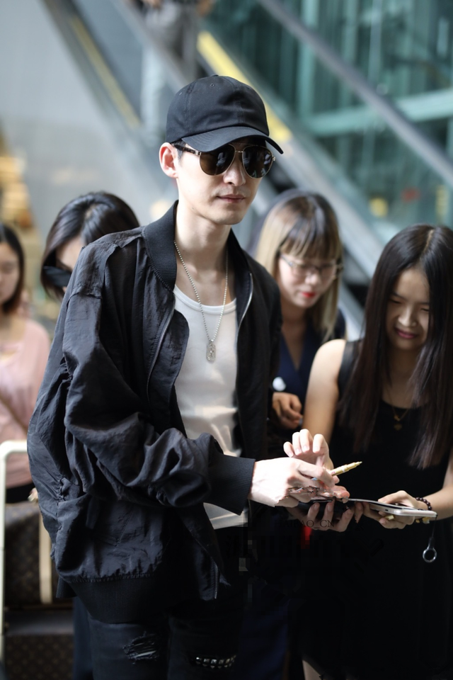 想穿出男人味?张翰黑衣黑裤配白t,妥妥帅到你