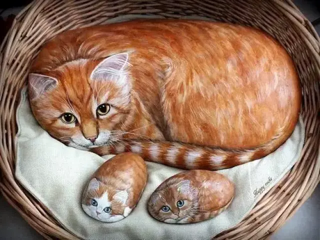 如果你喜欢动物的话 找一块形体规则的石头 比如它像一只蹲着的猫咪