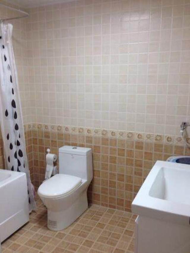 卫生间的水电,瓷砖等弄好之后就添加洁具了.