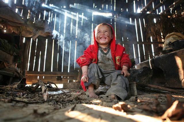 居住在边境上的孩子,却拥有世界上最纯真的笑容!