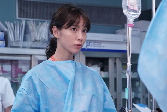 跨越了失去恋人的阴霾,冴岛依旧在救命救急中心担任飞行护士,她的心中