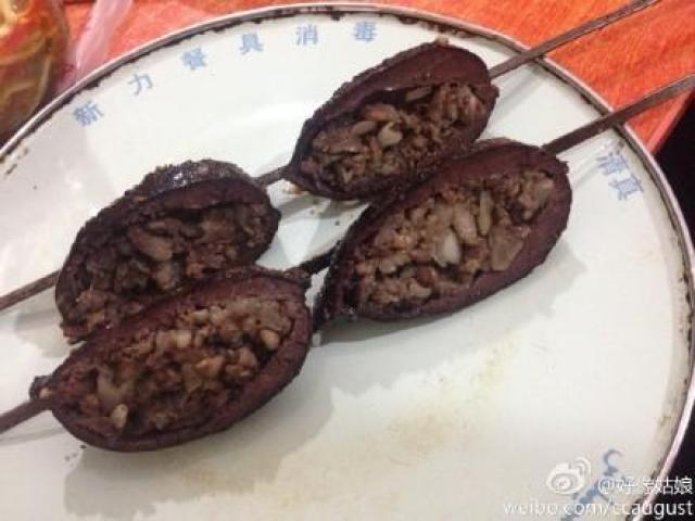 烤塞脾 烤塞脾是把皮牙子(洋葱),肝脏,羊油,肉末等拌好的馅放入切开的