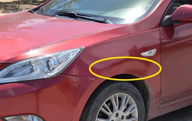 左前翼子板变形面积较大,无痕修复有点困难了,已经露底漆了,只能钣金