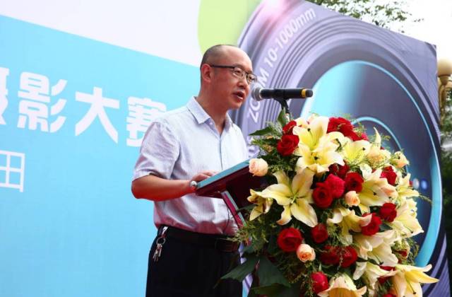 就着昭通市委宣传部副部长,市文明办主任潘为民的发言,主持人小熊邀请