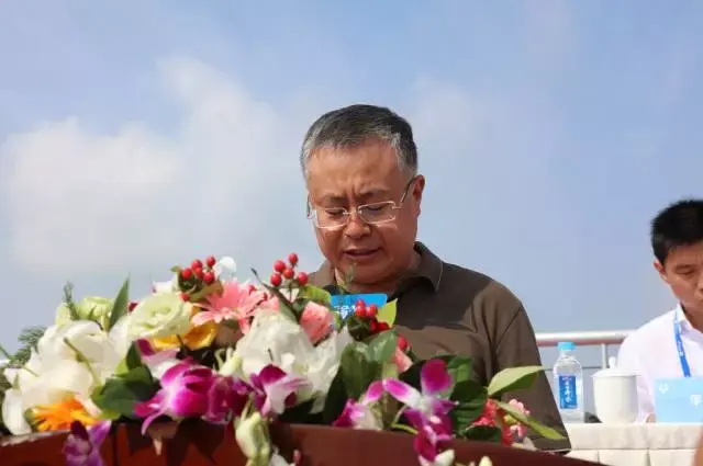 (唐山市政府副市长曹全民主持开幕式)