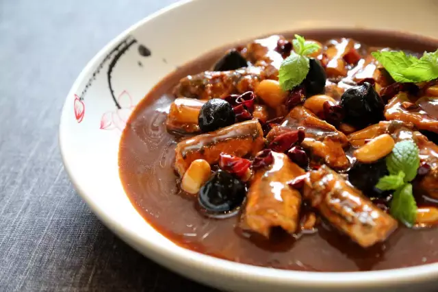 辣炒本地烧鳗鳞 braised local eal scales with chilli sauce